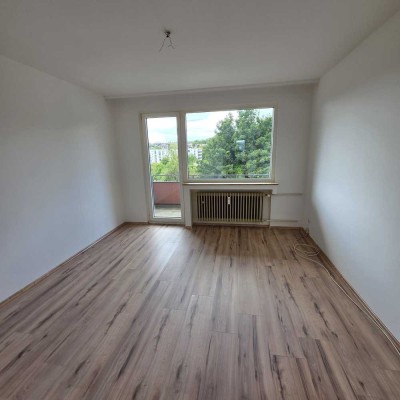 Schöne 2 Zimmer Wohnung mit Balkon !