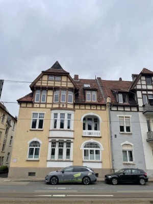 Helle Altbauwohnung mit Blick über die Stadt