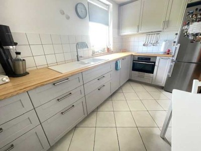 Lichtdurchflutete Zweiraumwohnung im Dachgeschoss mit Blick ins Grüne