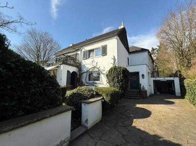 Repräsentative Villa mit großzügigem Garten und Pool ! Gelegen in ruhiger Lage von Alt-Meererbusch