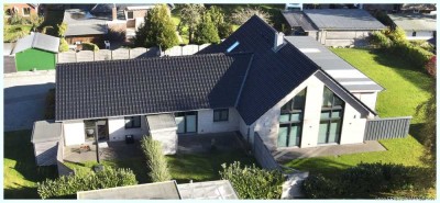TOPZUSTAND & TOPENERGETIK: Wohnhaus Bj. 2017 mit 2 sep. barrierefreien Wohnungen in ruhiger Dorflage