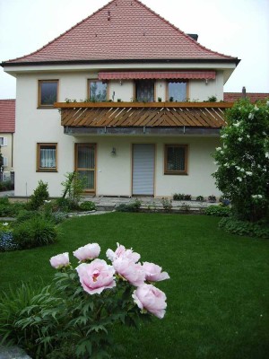 Gepflegte 2-Zimmer-Dachgeschosswohnung mit Einbauküche in Stein/Unterweihersbuch