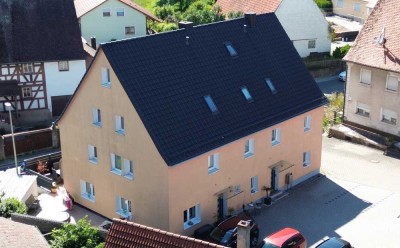 Vier-Zimmer-Wohnung im Dachgeschoss, Gartenanteil und Kfz-Stellplatz in Aurachtal-Münchaurach