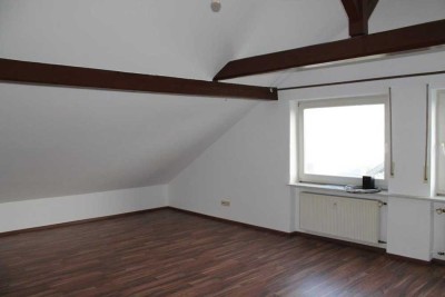 Nähe Schulzentrum. Gepflegte 3-Zimmer DG-Wohnung mit Balkon in Simmern/Hunsrück