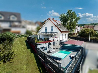 Ihr neues Zuhause:  Helles Einfamilienhaus mit Außenpool und ELW in Neuenbürg-Arnbach