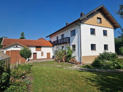Sanierungsbedürftiges Zweifamilienhaus auf schönem Eckgrundstück mit zwei Nebengebäuden