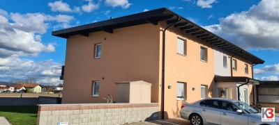 K3 präsentiert 3-Zimmerwohnung mit großer Sonnenterrasse und zwei Parkplätzen in absoluter Ruhelage