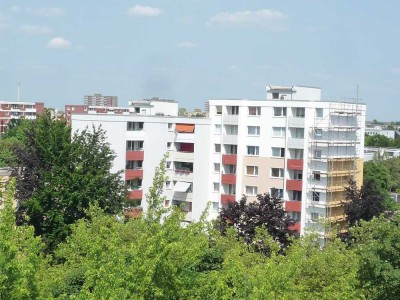 Saalestr. 10, 3 L - Modernisierte 2 Zimmer Wohnung mit Tageslichtbad und Loggia