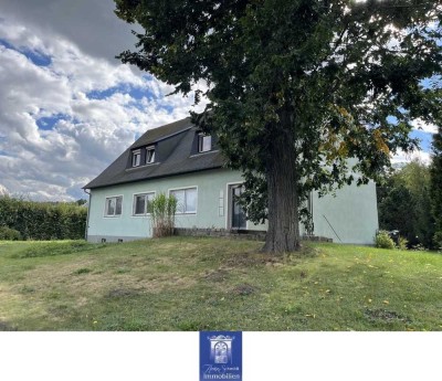 Individuelle Dachwohnung mit EBK, Laminat und Wannenbad! Grüne Umgebung!