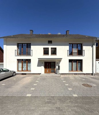Modernisiertes Mehrfamilienhaus mit 6 Wohneinheiten, Stellplätzen, Garagen und großzügigem Garten