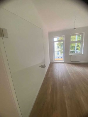 Helle und moderne 3 - Zimmer - Wohnung mit Balkon, Erstbezug nach Sanierung