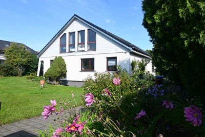 Einfamilienhaus freistehend mit großem Garten und Doppelgarage in Jungingen