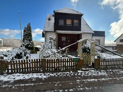 Sanierungsbedürftiges Ein-/Zweifamilienhaus in Waldrandlage von Neuhaus im Solling