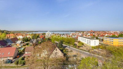 Großzügige Wohnung mit Seeblick, zwei Balkone, Sauna und zwei Stellplätzen in Waren