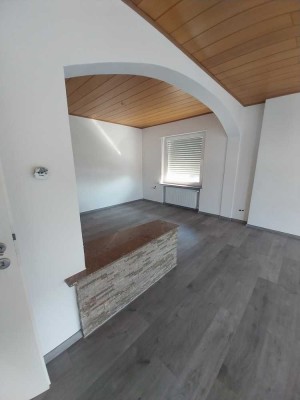 Komplett renovierte 3 - Zimmer - Wohnung mit Balkon in Pirmasens