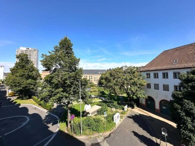 Gemütliche 3 Zimmer Wohnung mit EBK, großer Loggia, Aufzug & Tiefgaragen-Stellplatz