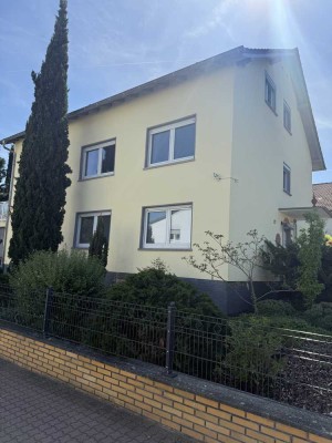 Dreifamilienhaus mit drei Garagen und zwei Stellplätzen