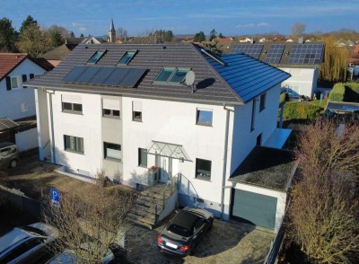 Ehemaliger Bungalow, modern erweitert – großzügige EG/UG-Einheit mit eigenem Garten und Garage