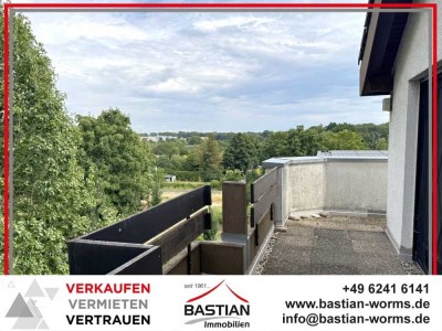 Bezugsfrei, aber mit Modernisierungsbedarf: Penthouse - 107 m² - Terrasse - Garage - Zentrumsnähe!