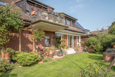 Großzügiges Zweifamilienhaus mit Dachgeschosswohnung, Wintergarten und Gartenparadies in Monheim