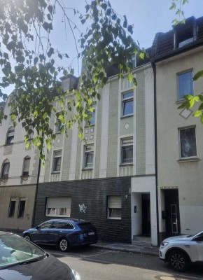 *Mehrfamilienhaus mit 4 Eigentumswohnungen und Garten im Hinterhof *