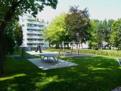 KOMPLETTANGEBOT: 
2,5-Zimmer-Etagenwohn. inkl. 2 Loggias, Keller + Außenstellplatz + TG-Stellplatz!