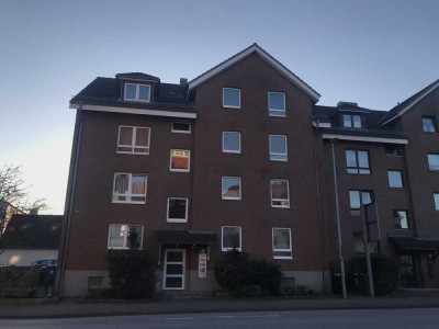2-Zimmer-DG-Wohnung, mit Balkon, Einbauküche u. Garage in Uetersen