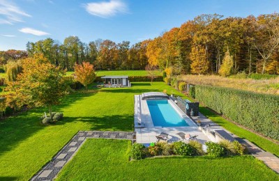 Bauhaus trifft Natur: Puristische Eleganz in Waldrandlage