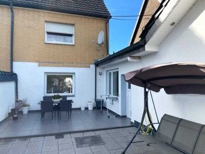 Modernisierte Doppelhaushälfte mit Innenhof, Terrasse, Garten, Garage