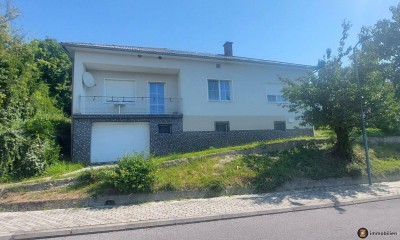 Großzügiges Einfamilienhaus mit idyllischen Garten