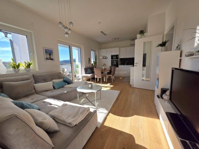 Neuwertige und sonnige Wohnung mit Carport! Vollmöbliert!