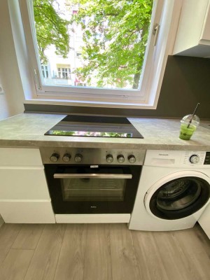 2 Zimmer - renoviert - neue Küche / Bad - Balkon - am Renée-Sintenis-Platz