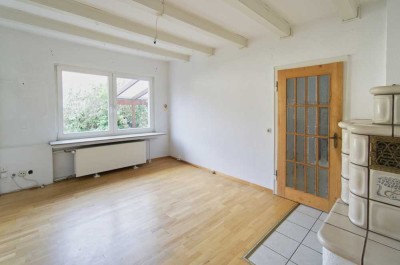 Düsseldorf-Urdenbach: Renovierungsbedürftige Doppelhaushälfte mit Garten in exzellenter Lage