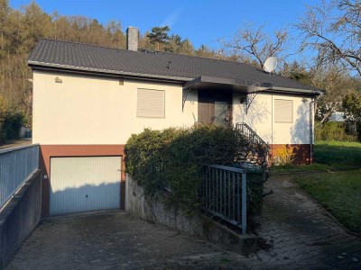 Freistehendes Einfamilienhaus mit Wintergarten und Einliegerwohnung mit separatem Eingang