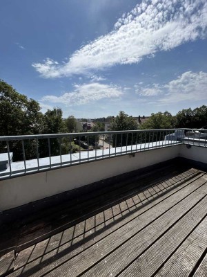 Erstbezug nach Renovierung ~ Geräumige 5-Raum-Maisonette-Wohnung mit Balkon und Einbauküche im DG