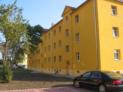 2-Zimmer-Wohnung mit Balkon & moderner Einbauküche & PKW-Stellplatz