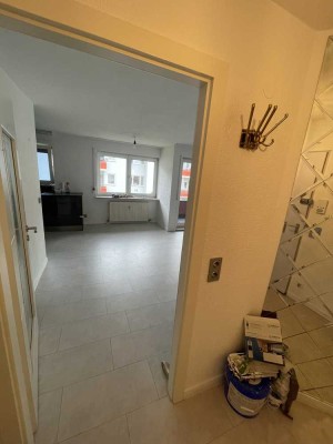 Sanierte Wohnung mit dreieinhalb Zimmern sowie Balkon und EBK in Möglingen