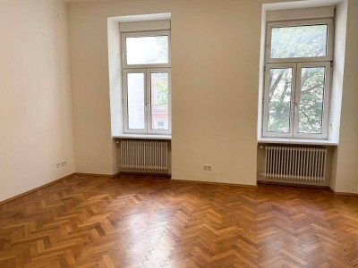 Sehr schöne Altbau-Wohnung mit Balkon u. Wohnküche für 4er WG, Büro oder Familie - 133m²