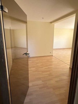 4 Zimmer Wohnung mit Garage und Balkon in Bad Salzschlirf zum selbst renovieren
