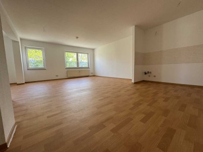 Neu sanierte, sonnige, 4 Zi. Wohnung mit großem Wohnzimmer, 3 Schlafzimmer, Bad mit Wanne und Dusche