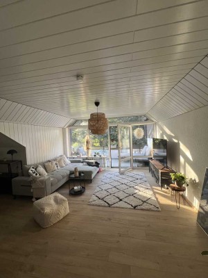 Renovierte und helle 2,5-Raum-DG-Wohnung mit einer wunderschönen Aussicht