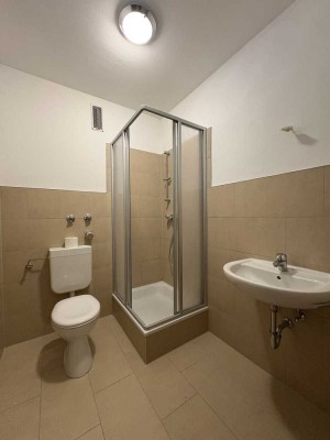 Großzügige und moderne 1 Zi.-Whg. mit Balkon (inkl. PKW-Stellplatz) in ruhiger Lage