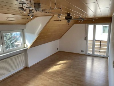 Gepflegte Dachgeschosswohnung mit drei Zimmern sowie Balkon und Einbauküche in Stuttgart