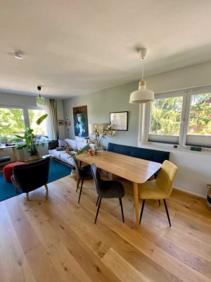 Geschmackvolle Maisonette-Wohnung mit drei Zimmern sowie Balkon und Einbauküche in München