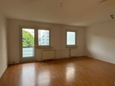 Familien-Wohnung mit Balkon, Wannenbad und offener Küche!