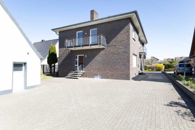 *Neue Wärmepumpe* Stilvoll modernisierte Wohnung im Obergeschoss + Erdgeschoss ebenfalls verfügbar!