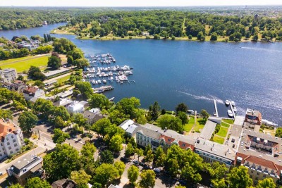 Wohnen am Wasser – 
Stilvolle Altbauwohnung mit Bootsanleger, Balkon & Wintergarten