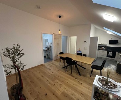 Dachgeschoss mit Weitblick – 2 Zimmer, Einbauküche & Ankleide