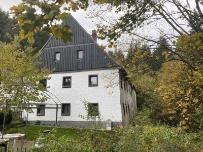 Entwicklungsfähiges Haus mit großem Grundstück