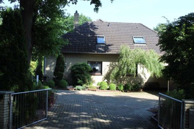 Zweifamilienhaus mit großem Grundstück in ruhiger Traumlage